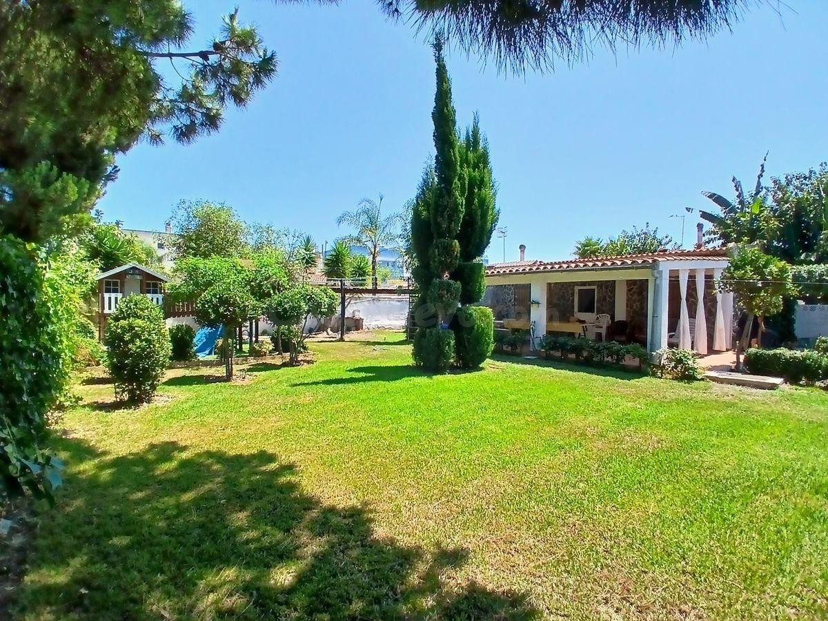 Chalet de 50 m2 con jardín de 350 m2 a solo 150 metros de la playa