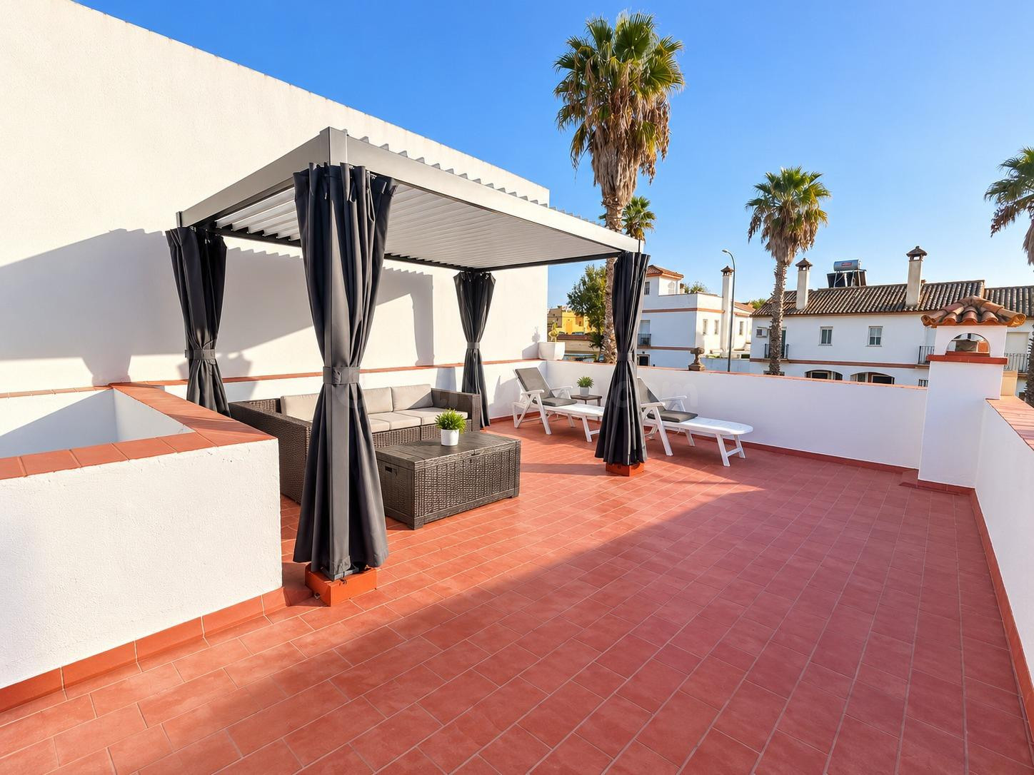 Pareada con dos patios y azotea con gran potencial en Las Canteras – Puerto Real