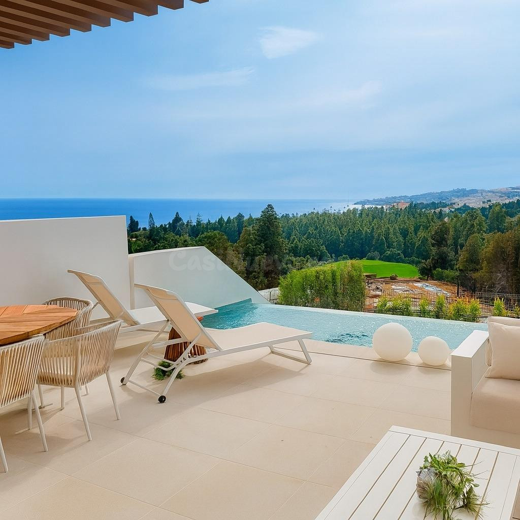 Adosado de 3 dormitorios con jardín privado y vistas al mar junto a Chaparral Golf