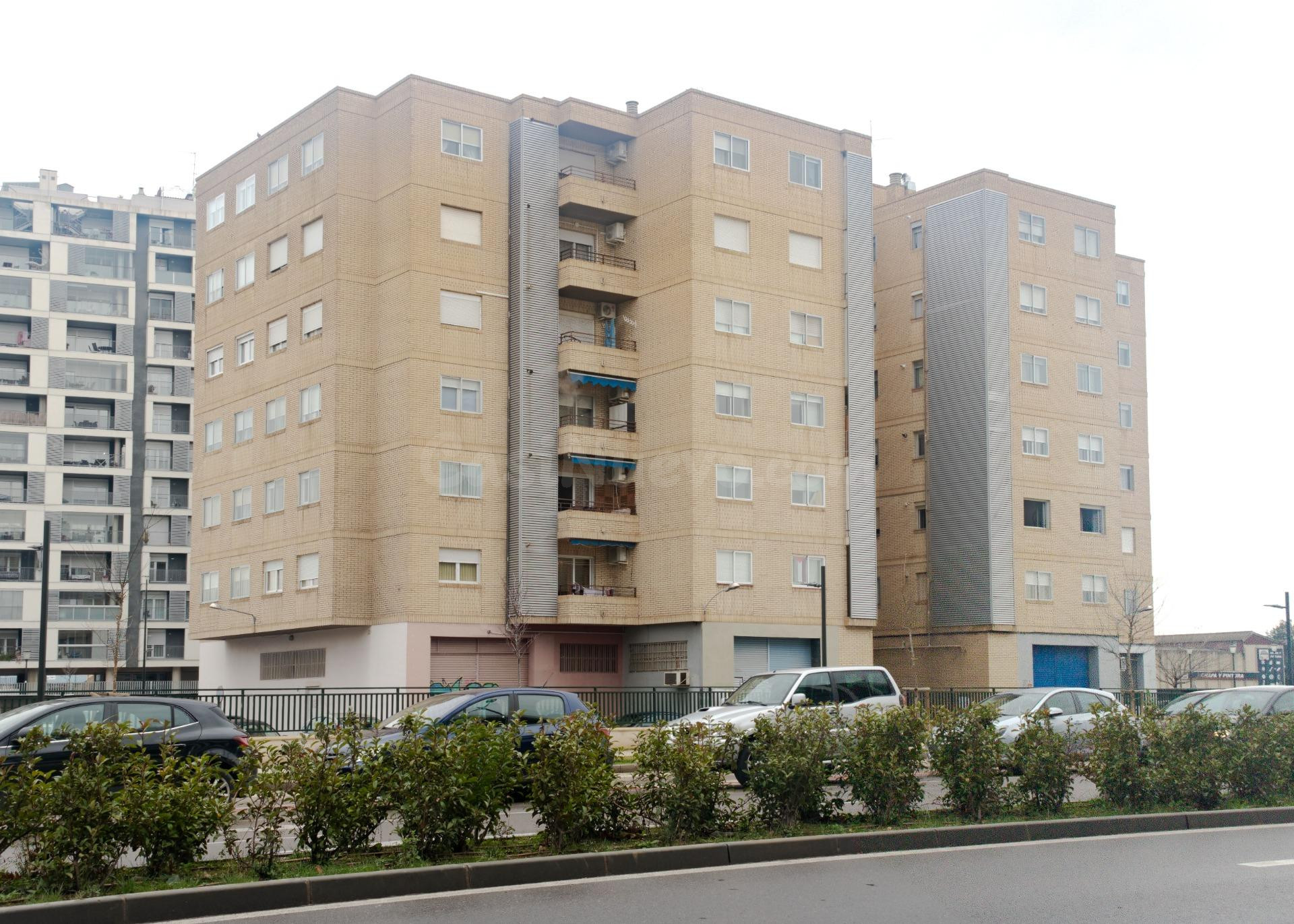 Espacioso hogar familiar con parking y cochera: listo para entrar a vivir en Avenida Cataluña