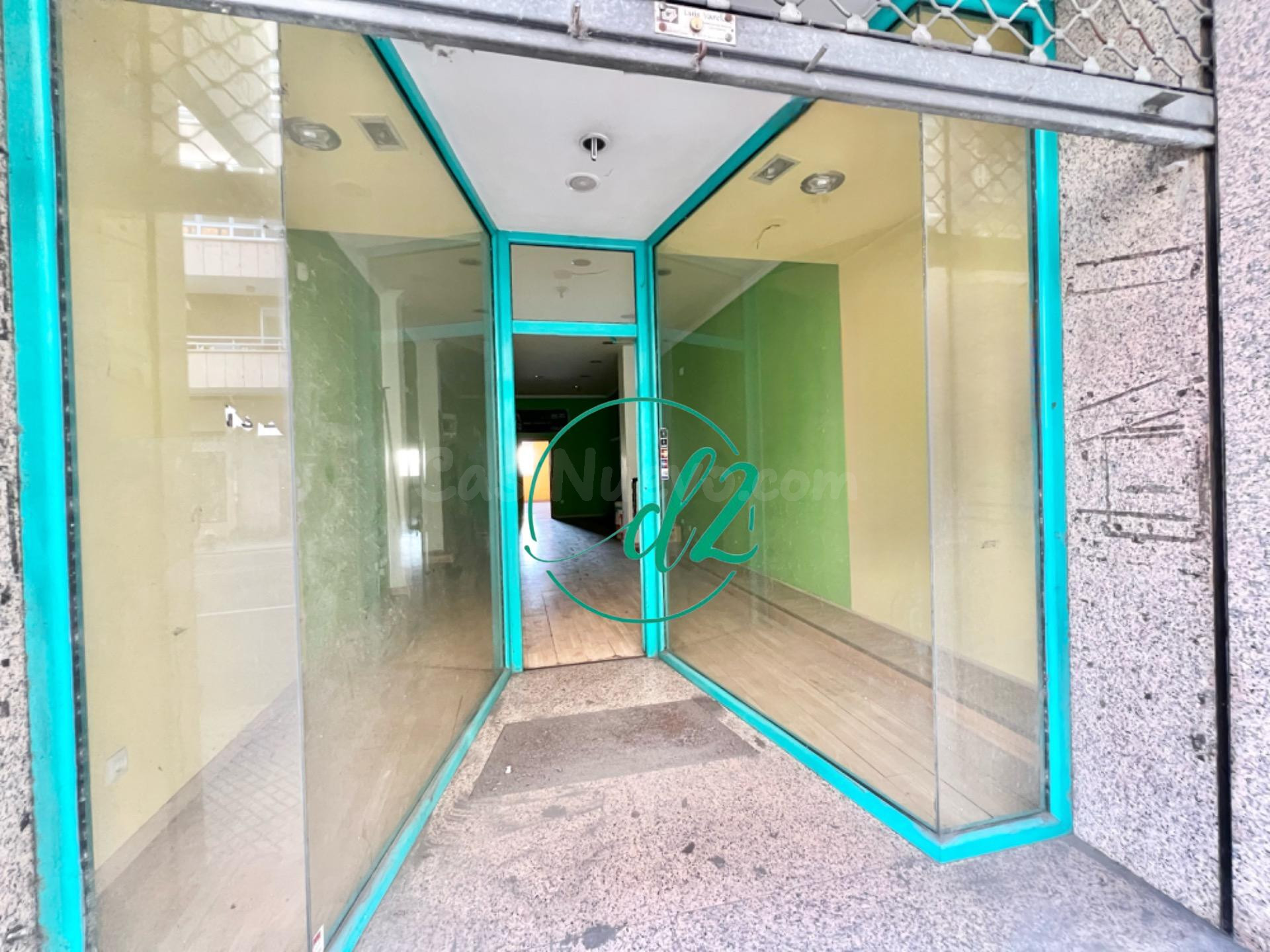 SE VENDE LOCAL COMERCIAL EN ZONA TRANSITADA DEL COUTO. REF 1042
