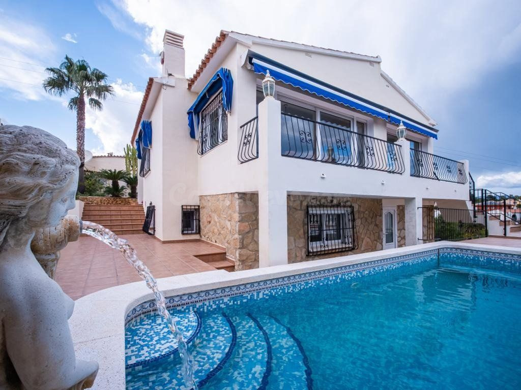 SE VENDE UNA VILLA EN LA NUCIA