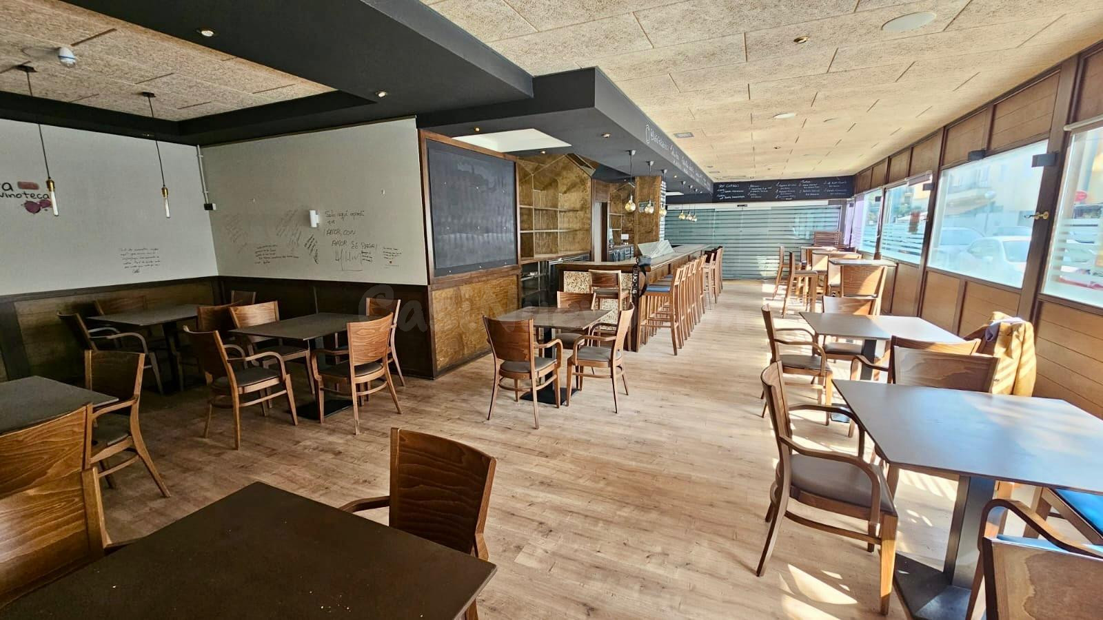RESTAURANTE EN ALQUILER EN ZONA DE ALTA AFLUENCIA EN CALELLA – GRAN FACHADA, LUZ NATURAL Y LICENCIA A RENOVAR
