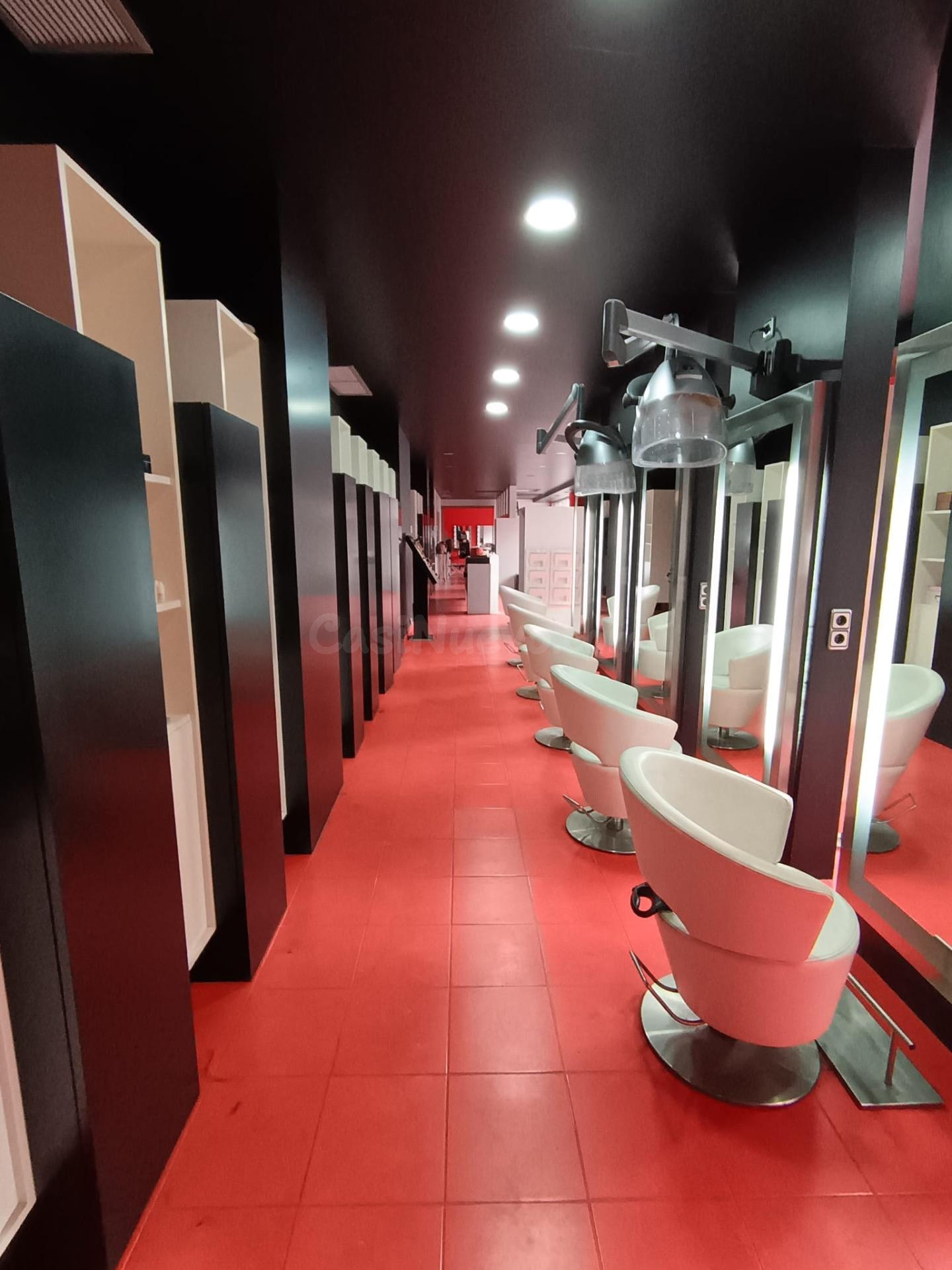CENTRO DE PELUQUERÍA EN ALQUILER CON TRASPASO EN CALELLA – LOCAL DE 150 m2 EN ZONA MUY CERCANA AL CENTRO