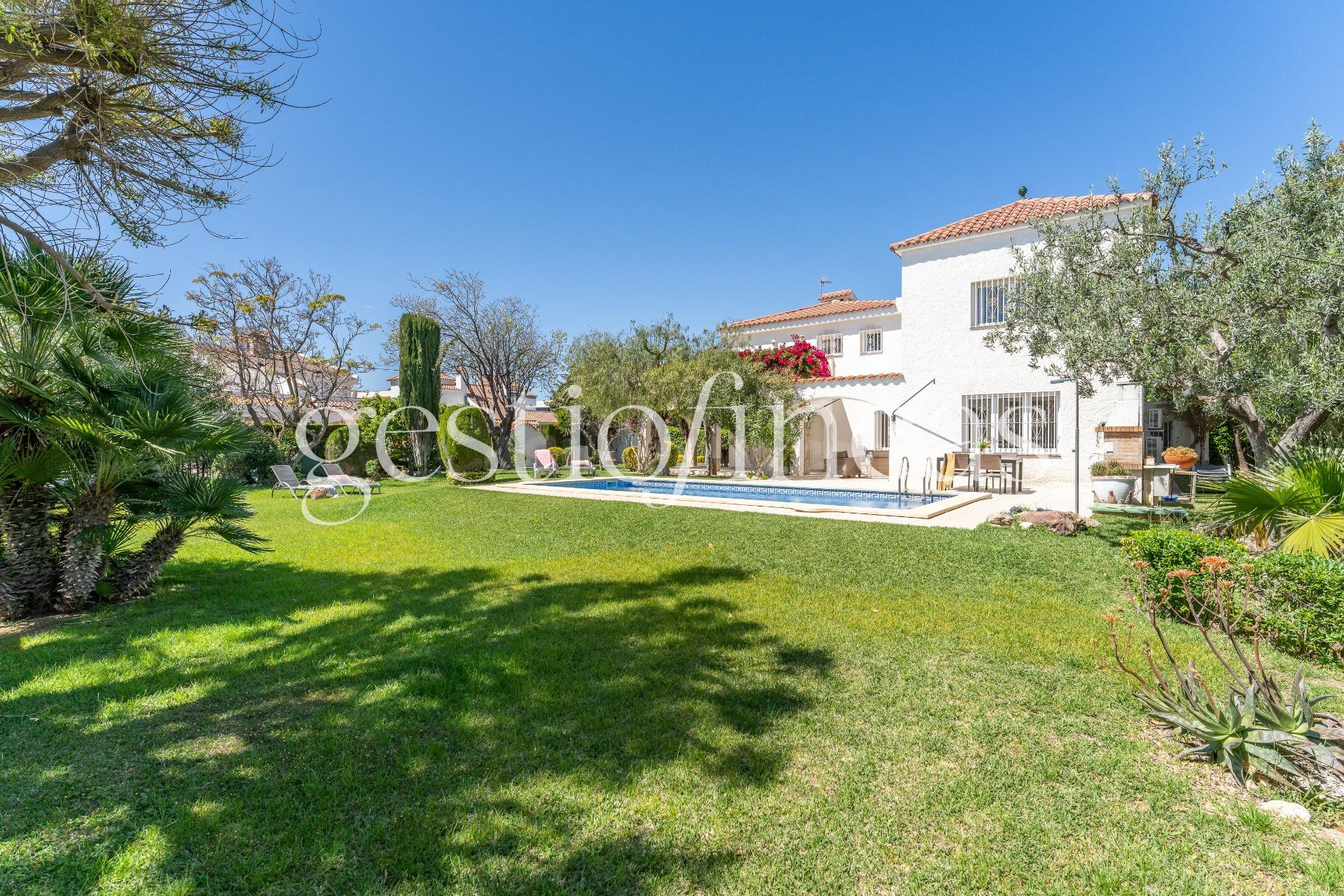 Villa mediterránea junto al mar en La Llosa: privacidad, jardín y vistas al Mediterráneo