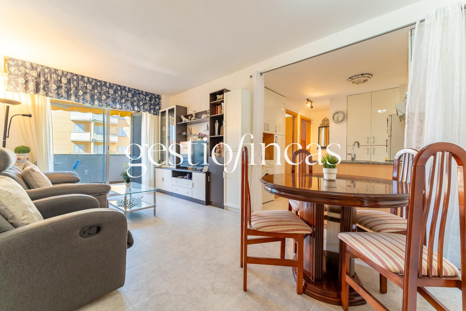 Bonito apartamento con terraza y piscina en zona Regueral, a pasos del mar