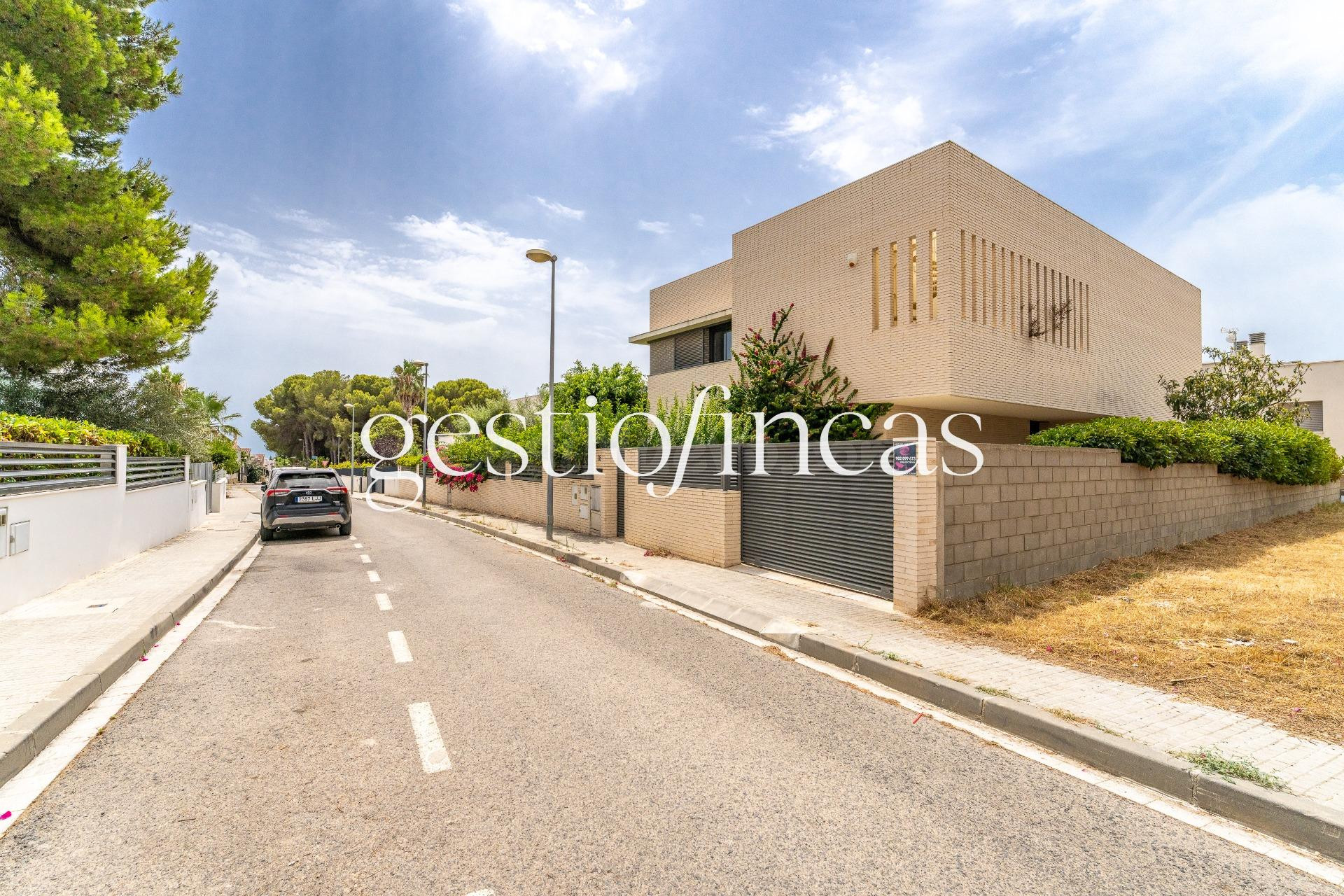 LUJO, ESPACIO Y MAR EN UNA DE LAS ZONAS MÁS EXCLUSIVAS DE CAMBRILS