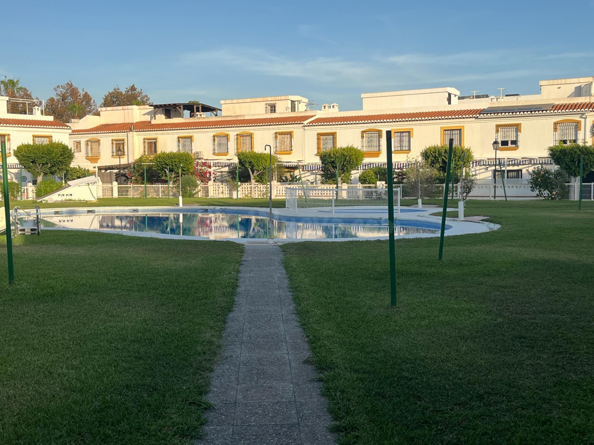 CHALET ADOSADO EN SALOBREÑA PLAYA, URB. PRIVADA CON PISCINA Y JARDINES.