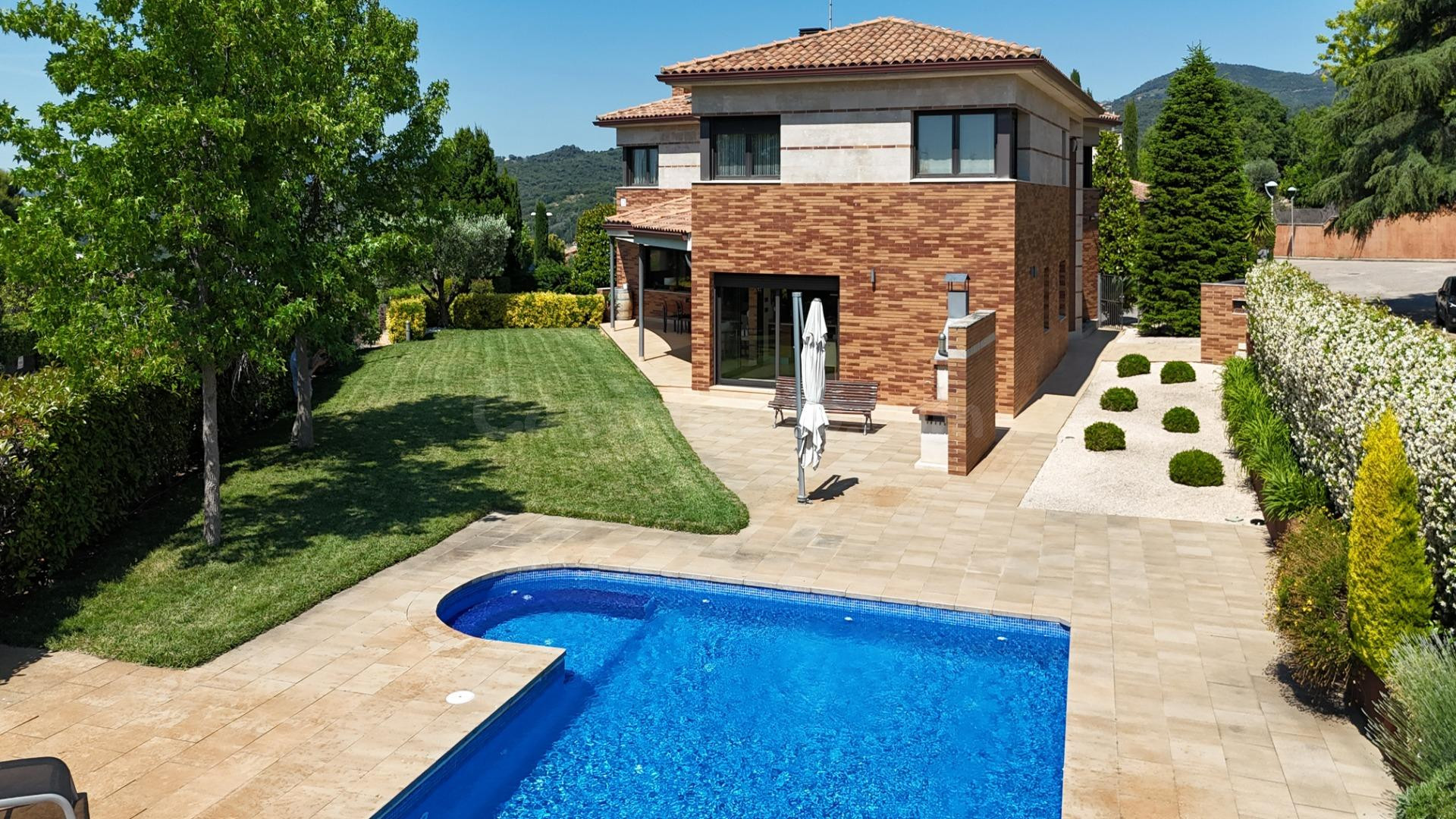 ESTEVE REAL ESTATE — ESPECTACULAR VILLA DE DISEÑO CON VISTAS EN LA GARRIGA