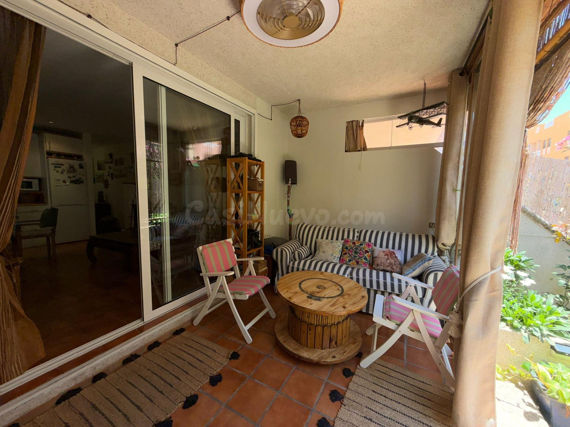Planta baja con terraza acristalada, barbacoa, piscina y dos plazas de garaje a un paso de la playa - foto 2