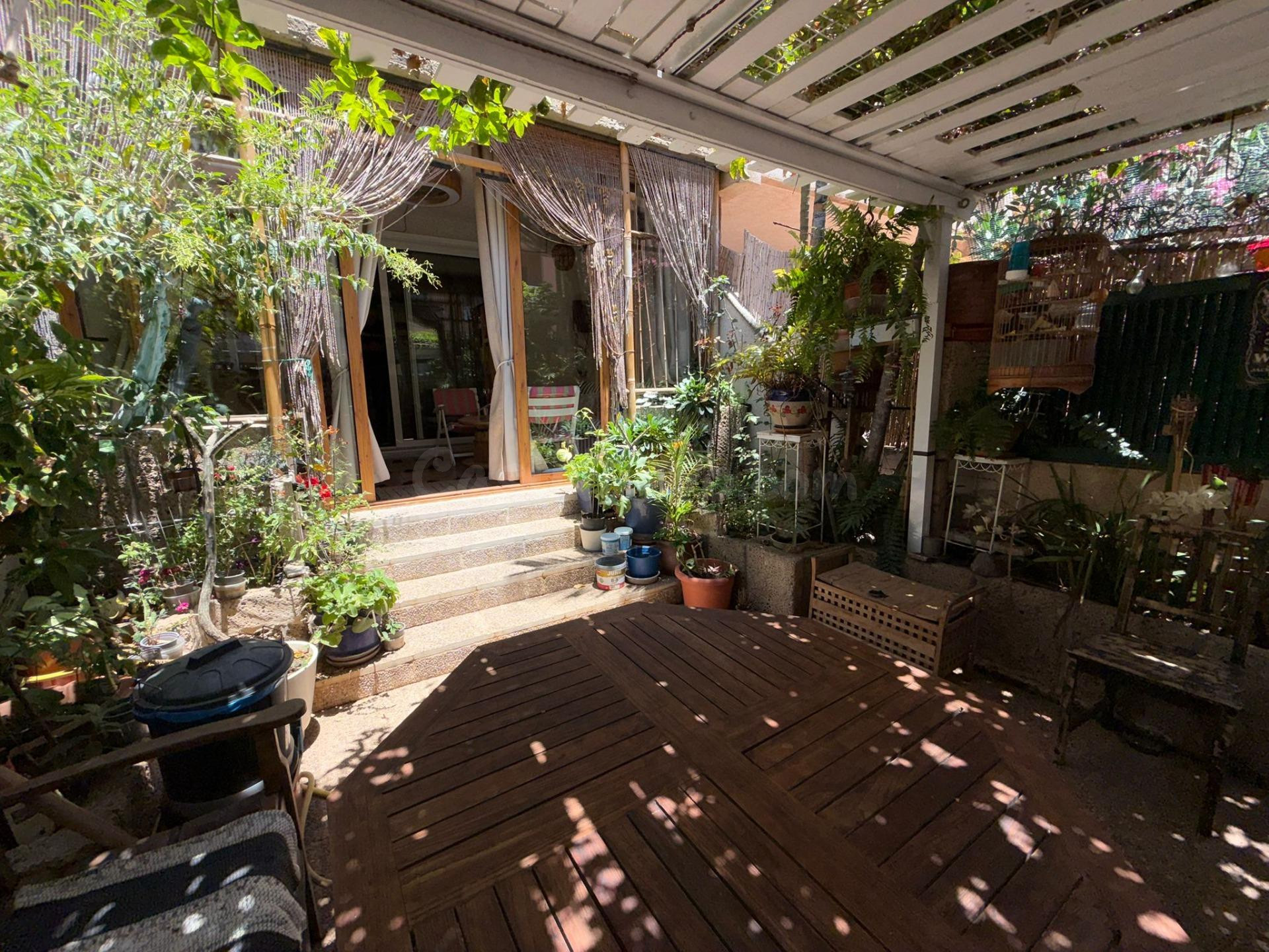 Planta baja con terraza acristalada, barbacoa, piscina y dos plazas de garaje a un paso de la playa - foto 3