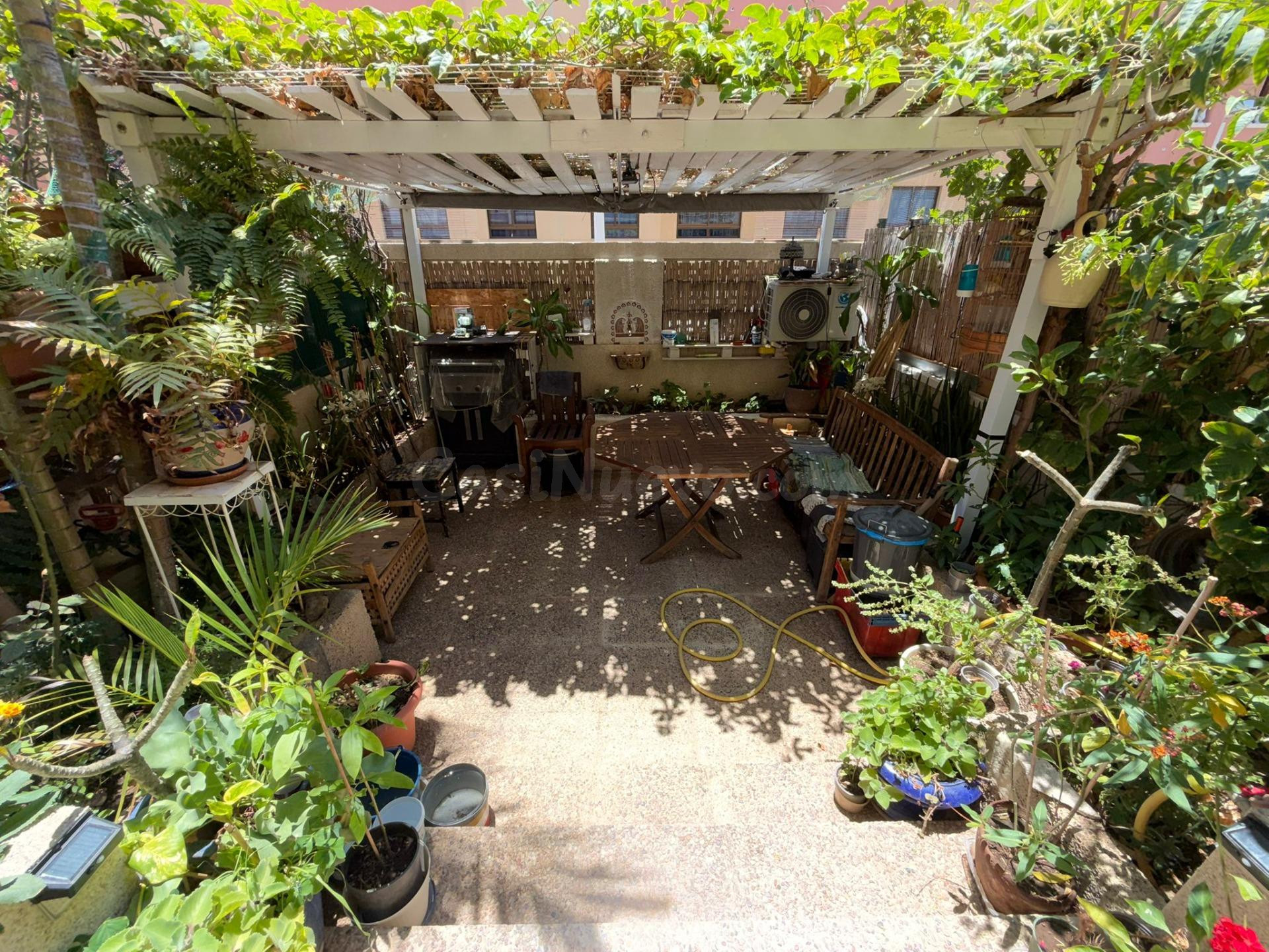 Planta baja con terraza acristalada, barbacoa, piscina y dos plazas de garaje a un paso de la playa - foto 4