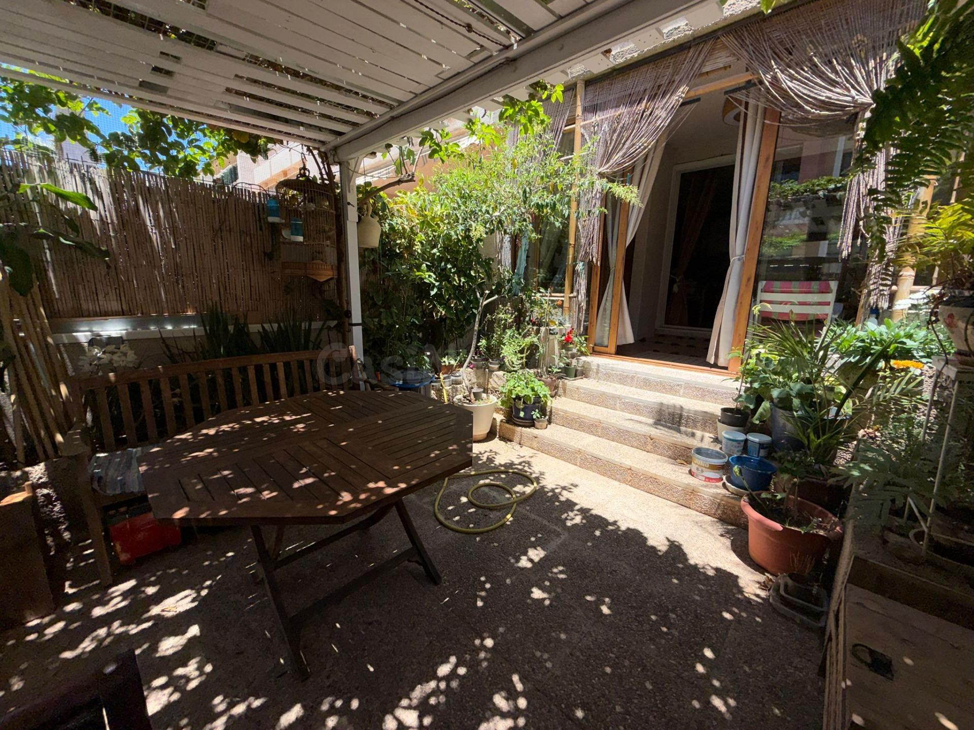 Planta baja con terraza acristalada, barbacoa, piscina y dos plazas de garaje a un paso de la playa - foto 5
