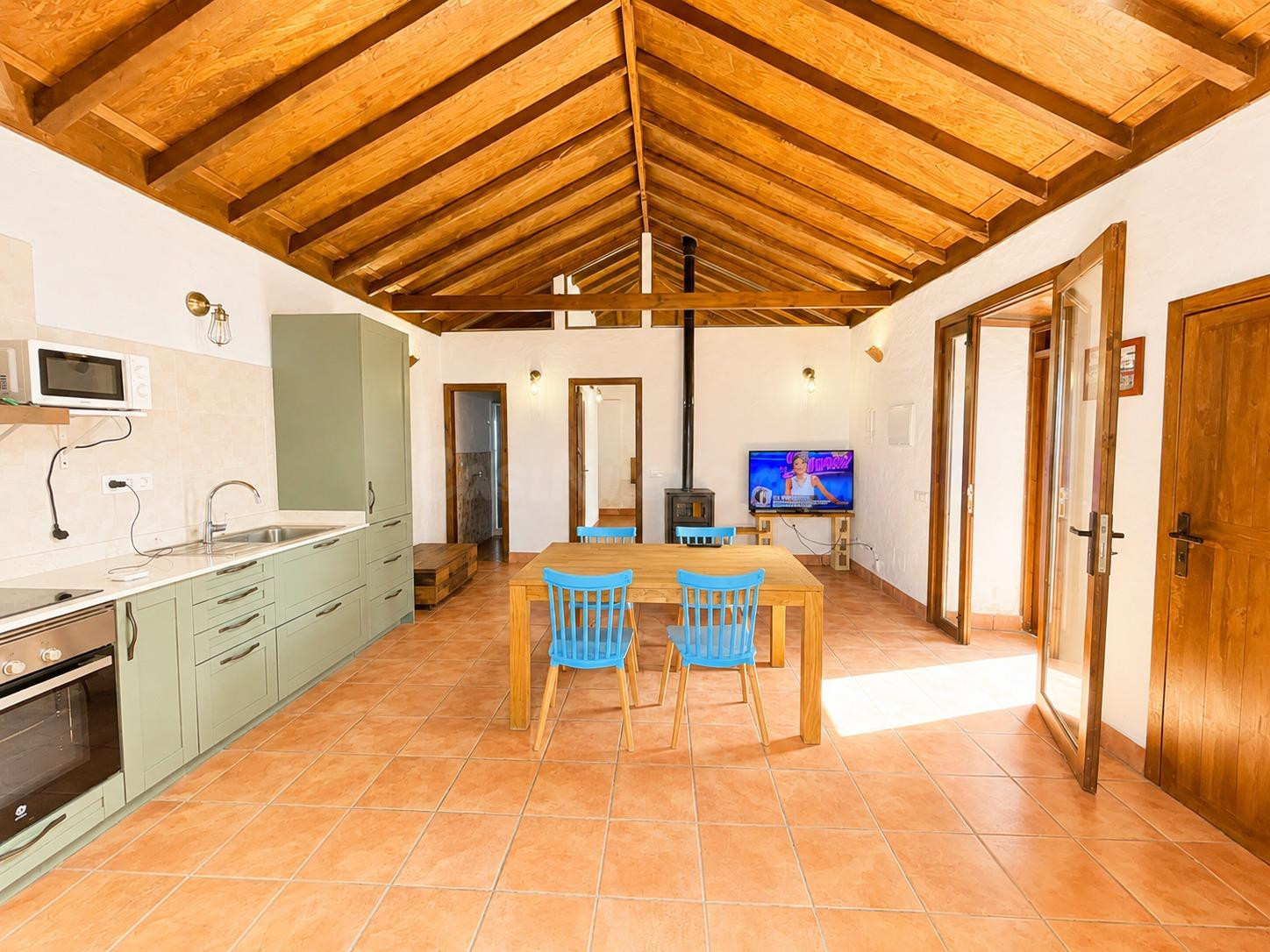 Una joya exclusiva: Casa canaria restaurada con vistas eternas al mar y máximo confort