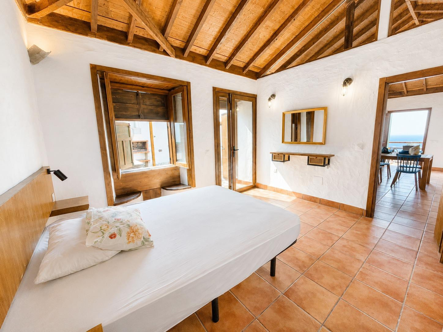 Una joya exclusiva: Casa canaria restaurada con vistas eternas al mar y máximo confort - foto 3