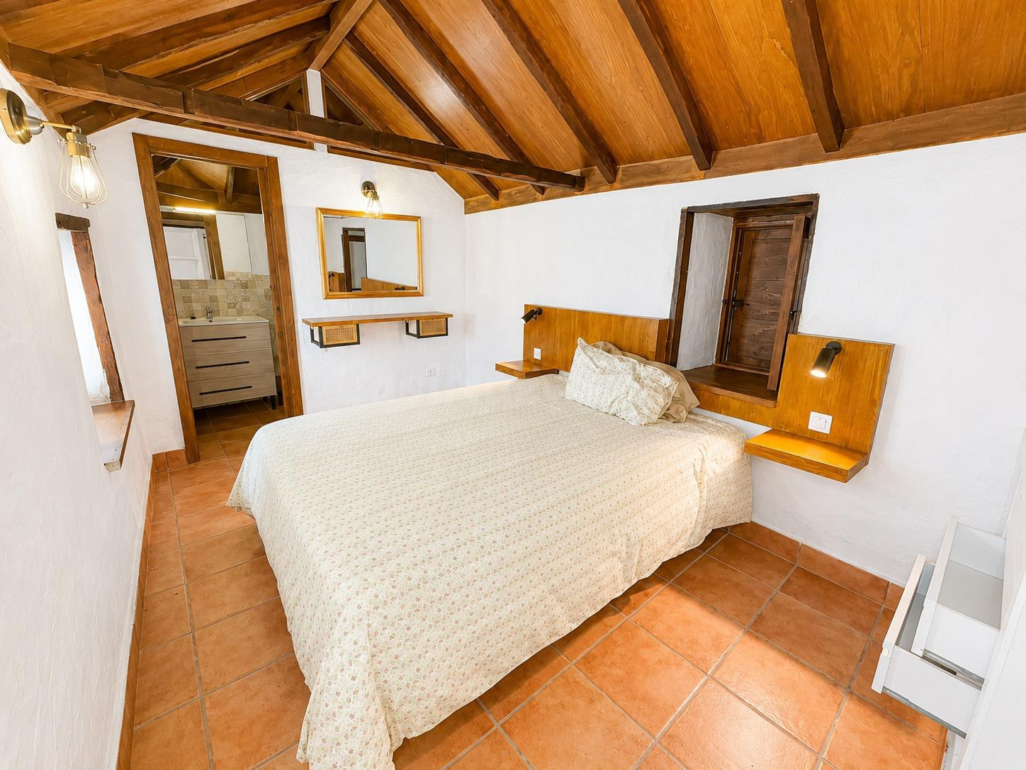 Una joya exclusiva: Casa canaria restaurada con vistas eternas al mar y máximo confort - foto 4