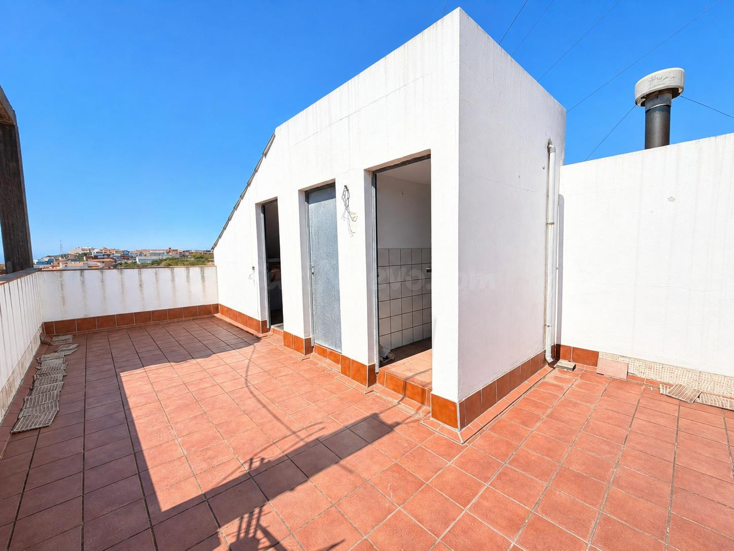 Casa terrera con dos viviendas independientes y posibilidad de crear una tercera en Geneto - foto 2