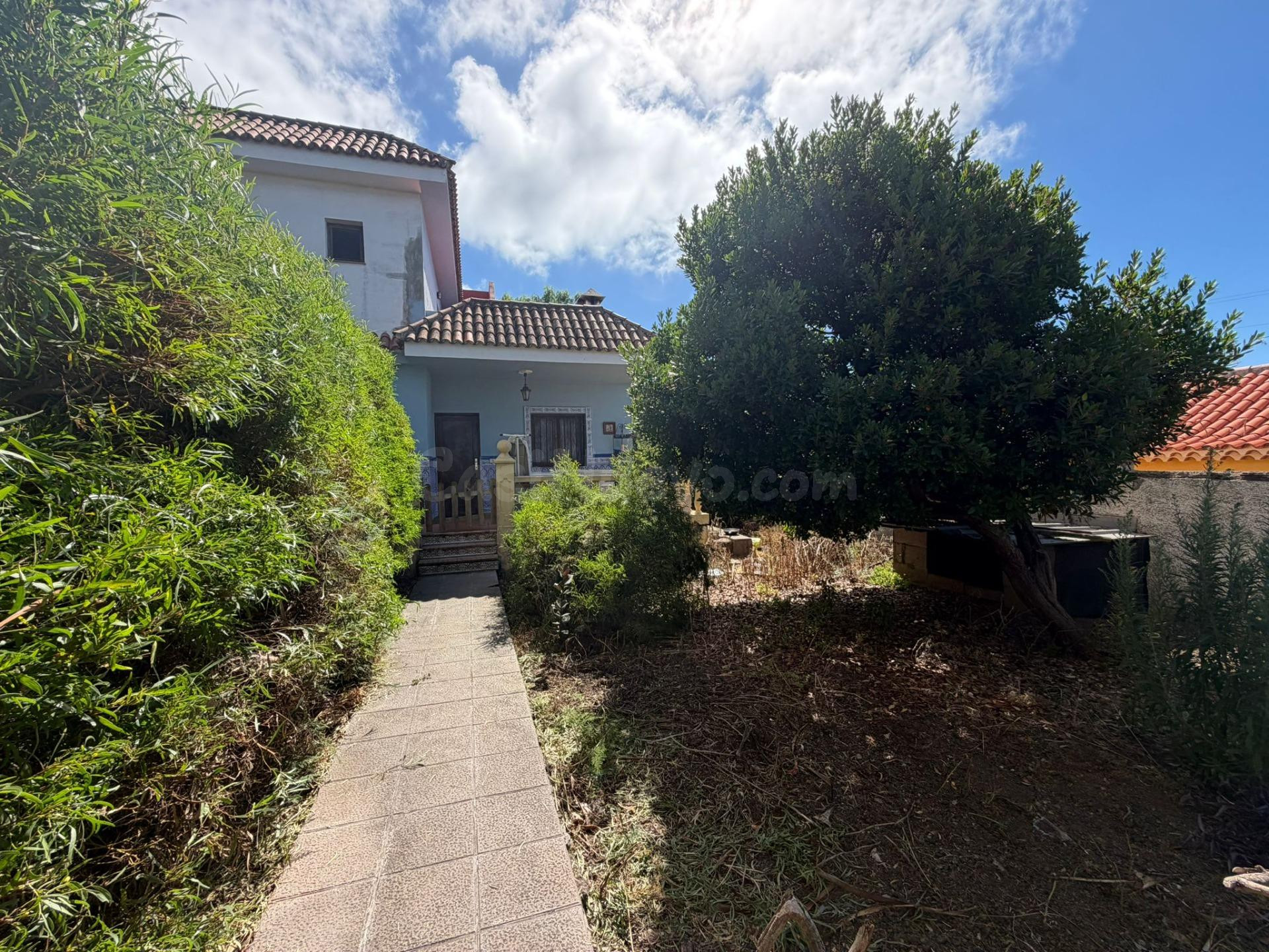 Chalet independiente con gran terreno, piscina y espectaculares vistas al mar y al Teide