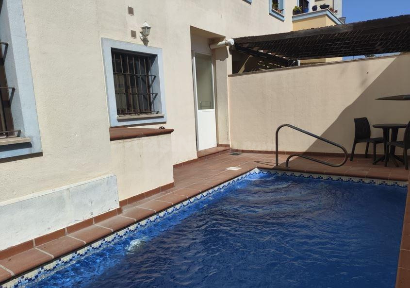 VIVIENDA UNIFAMILIAR CON PISCINA PRIVADA!!