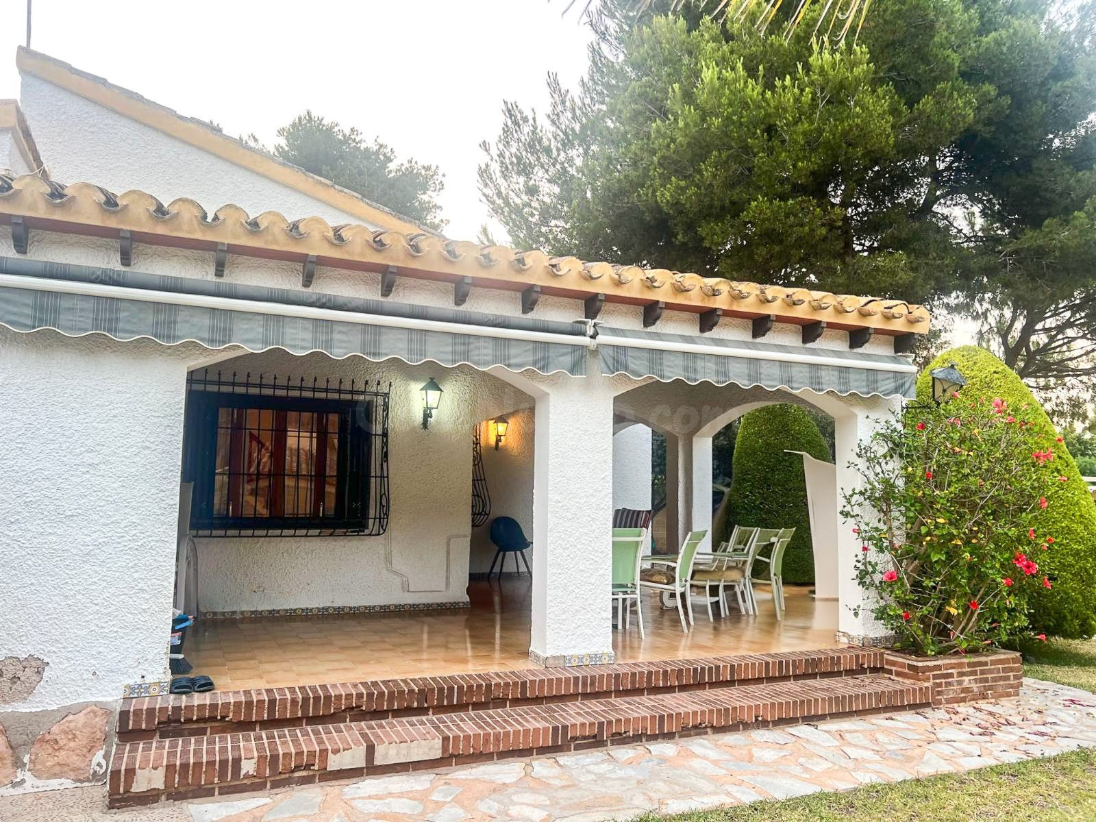 Magnífica villa (174 m2) construido en 1979 en 808 m2 parcela privada con gran piscina. Cerca de colegios, supermercados etc, y a tan solo 350 m de la playa en Punta Prima.