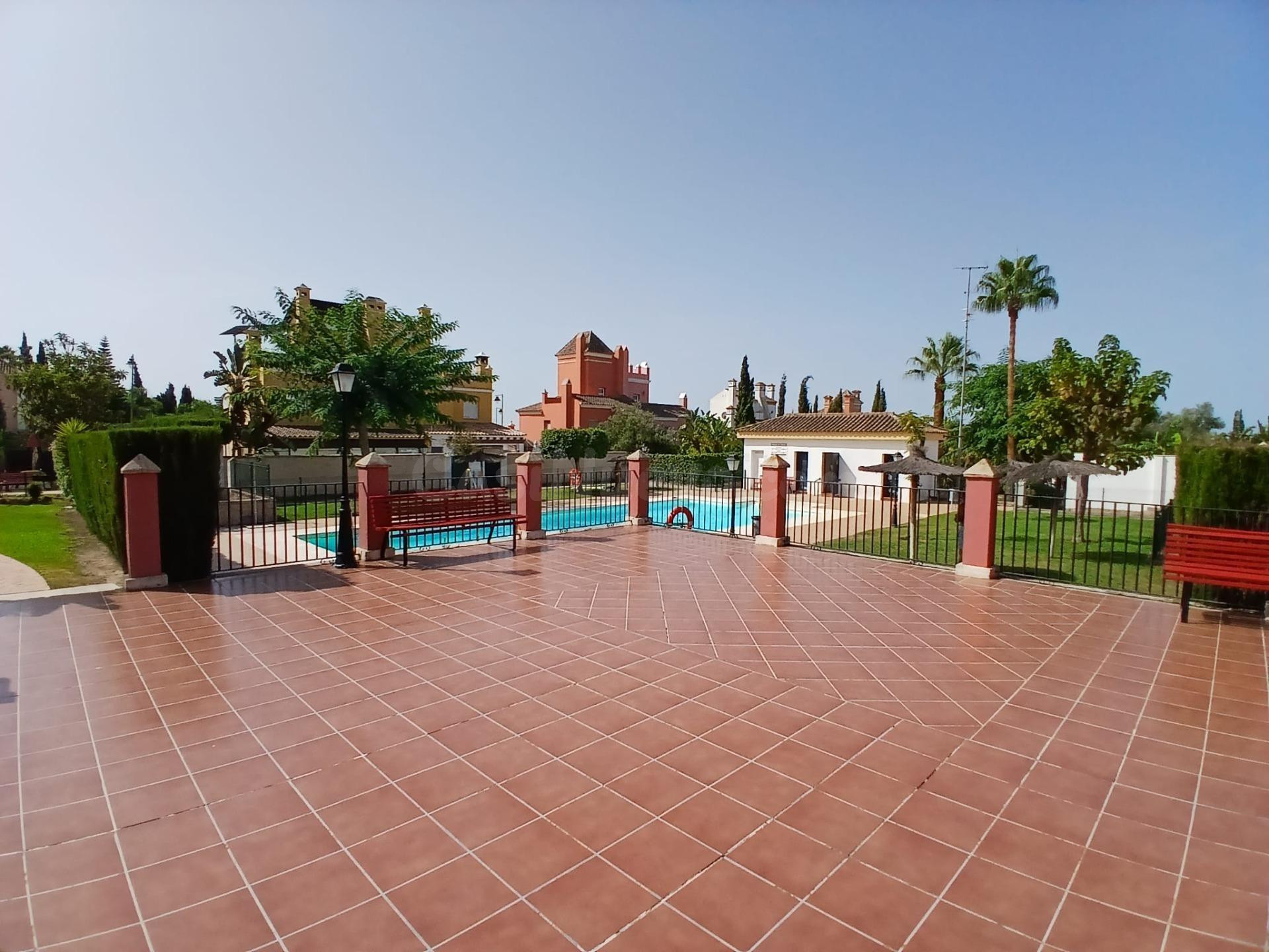 Exclusiva vivienda con terraza en urbanización con piscina  diseñada para disfrutar de confort y calidad.