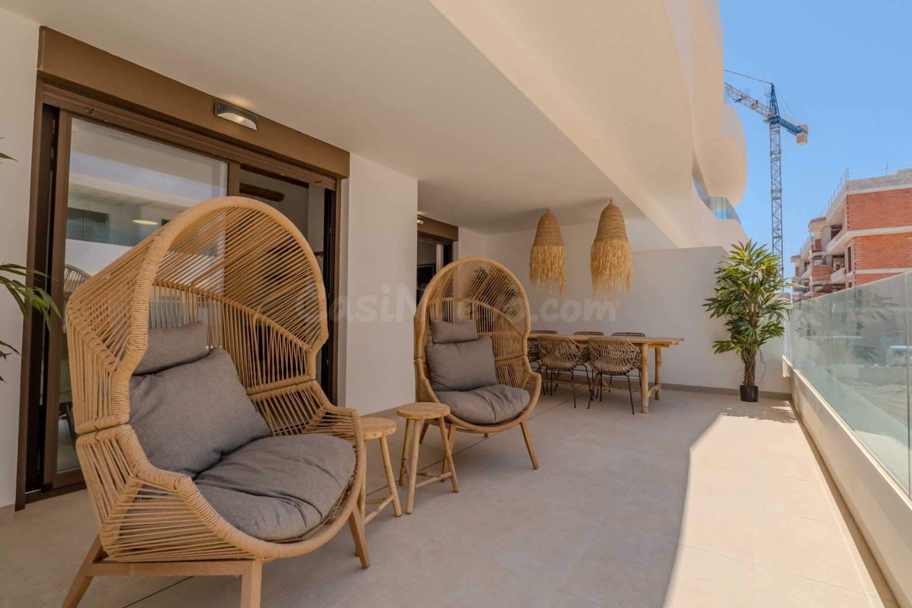 Moderno y espacioso apartamento en planta baja (73 m2 + amplias terrazas, construido en 2025) con gran piscina comunitaria, garaje y a solo 10 minutos a pie de la playa.