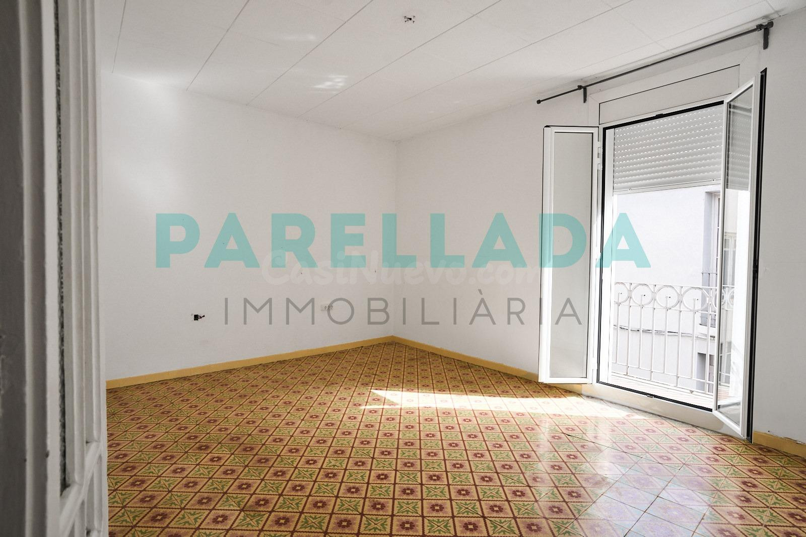 Luminoso piso con terraza, a 200 metros de la playa en pleno centro de Badalona
