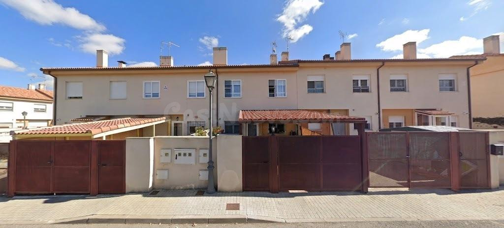 Adosado en venta en Hontanares de Eresma. Cesión de Remate, no visitable.