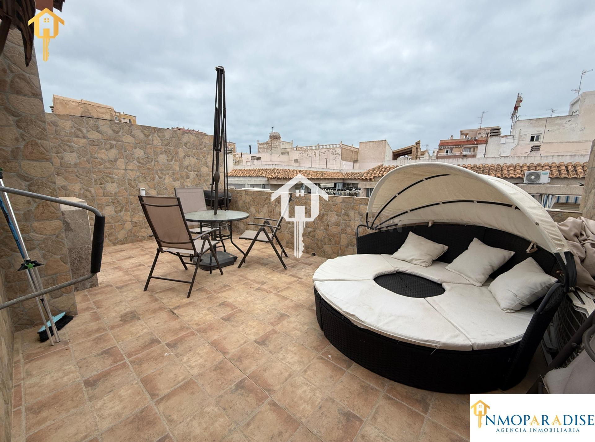 ESPECTACULAR DÚPLEX DE TRES PLANTAS EN TORREVIEJA, 93m2, 4 habitaciones, 1 BAÑO, TERRAZA.