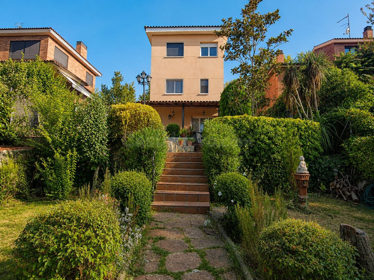 Exclusiva casa a 4 vientos con piscina privada y jardín en Mirasol, Sant Cugat.