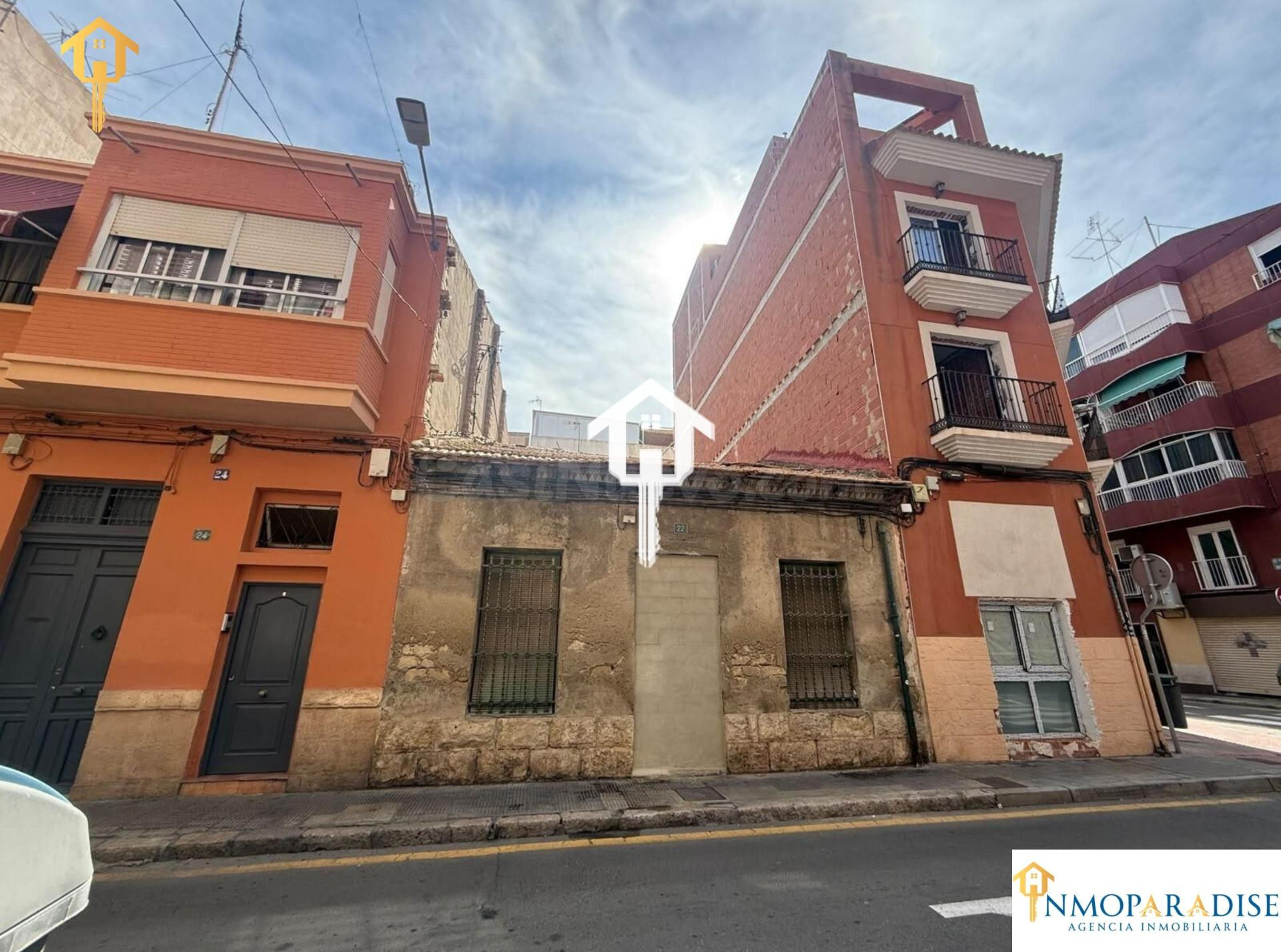 CASA INDEPENDIENTE EN VENTA EN ALICANTE. ZONA DE CAROLINAS ALTAS. PARA RFORMAR IDEAL INVERSORES.112m2 DE LOS CUALES 50m2 SON DEL PISO Y EL RESTO PATIO