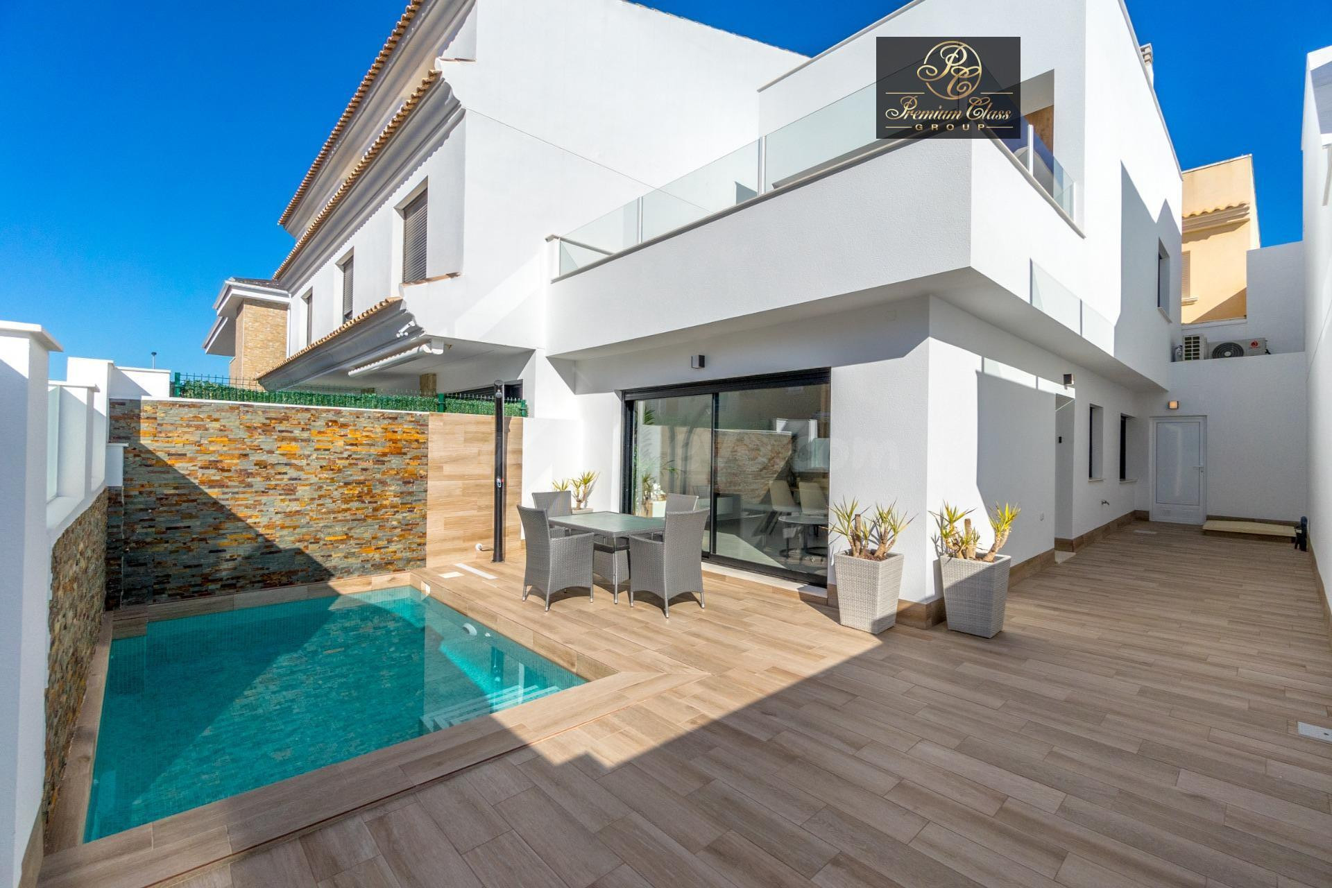 Villas adosadas de nueva construcción con piscina privada en San Pedro del Pinatar