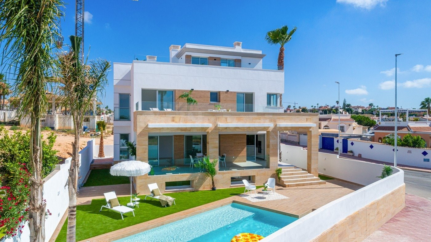 VILLA MODERNA DE OBRA NUEVA EN CIUDAD QUESADA