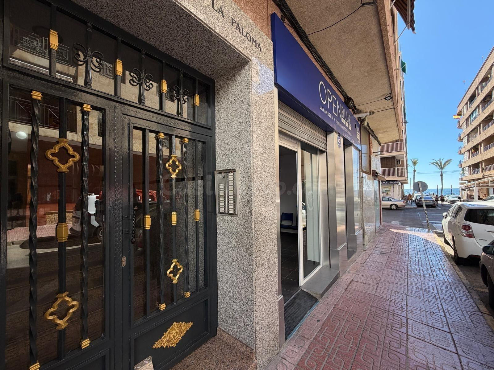 APARTAMENTO A 50 METROS DE PLAYA DEL CURA CON SUPERFICIE DE 103 M2. CON 3 DORM. 2 BAÑOS. Y AMPLIO PATIO.
