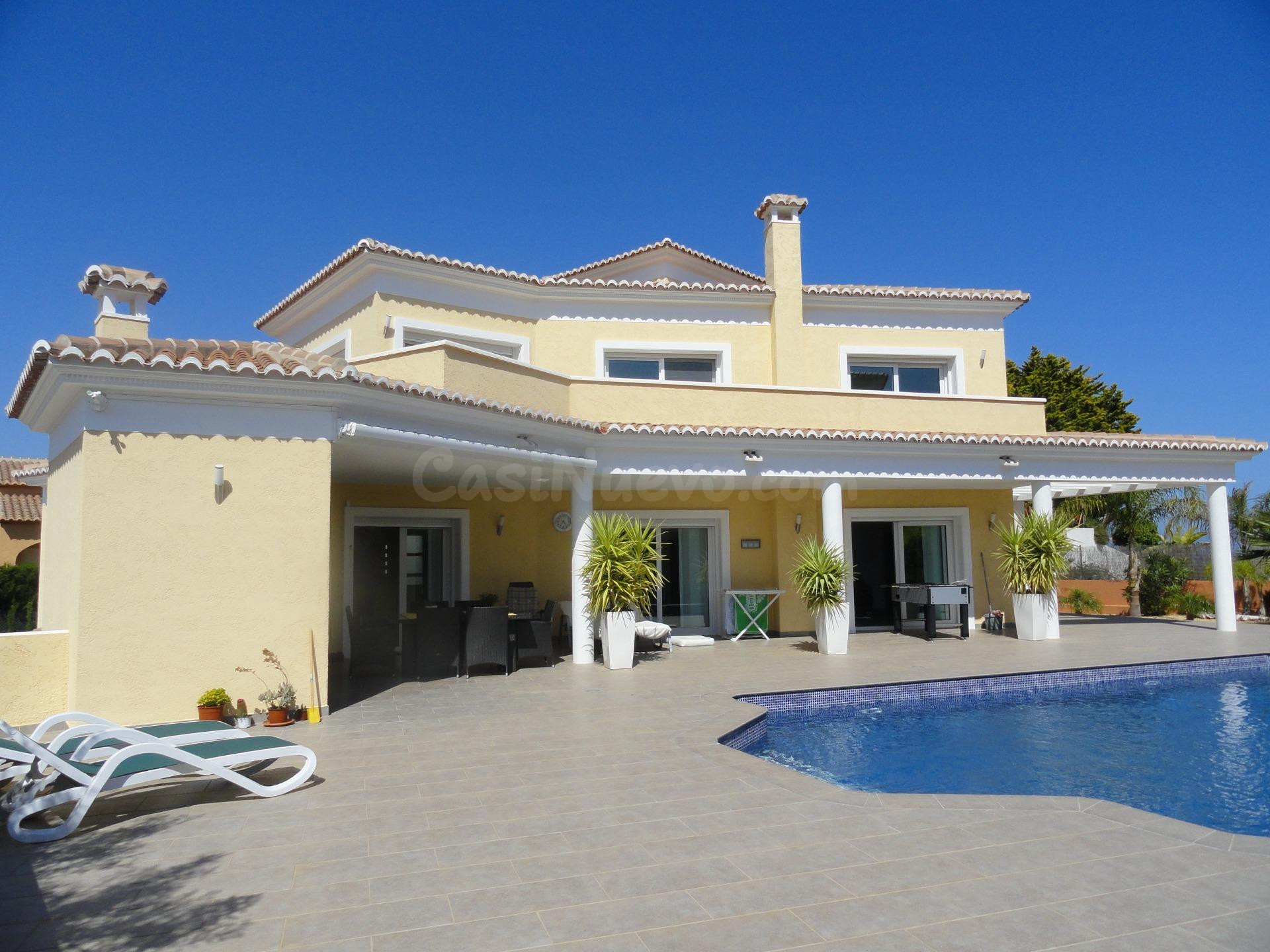 Elegante villa espaciosa, con jardín tropical y piscina privada.