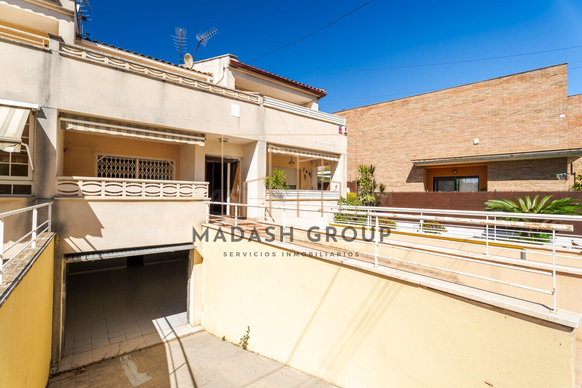 FINANCIACIÓN DE HASTA EL 100%* | CASA ADOSADA CON PATIO, TERRAZAS Y GARAJE PARA 2 COCHES EN TORREDEMBARRA