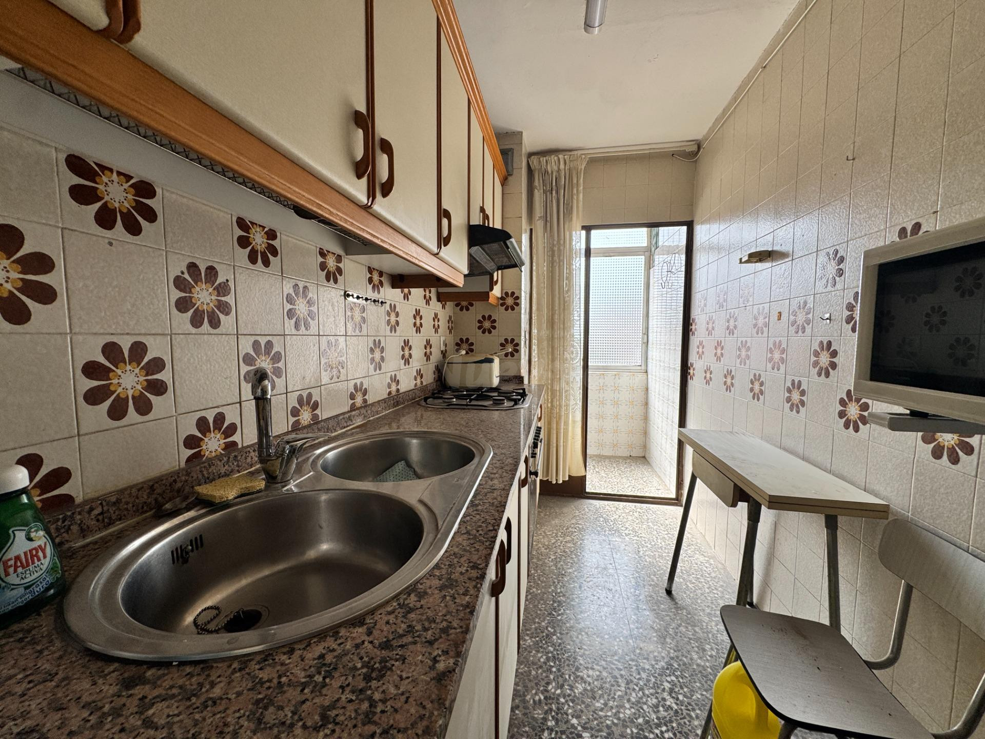 Piso esquinero de 87 m2 con terraza y gran potencial de reforma
