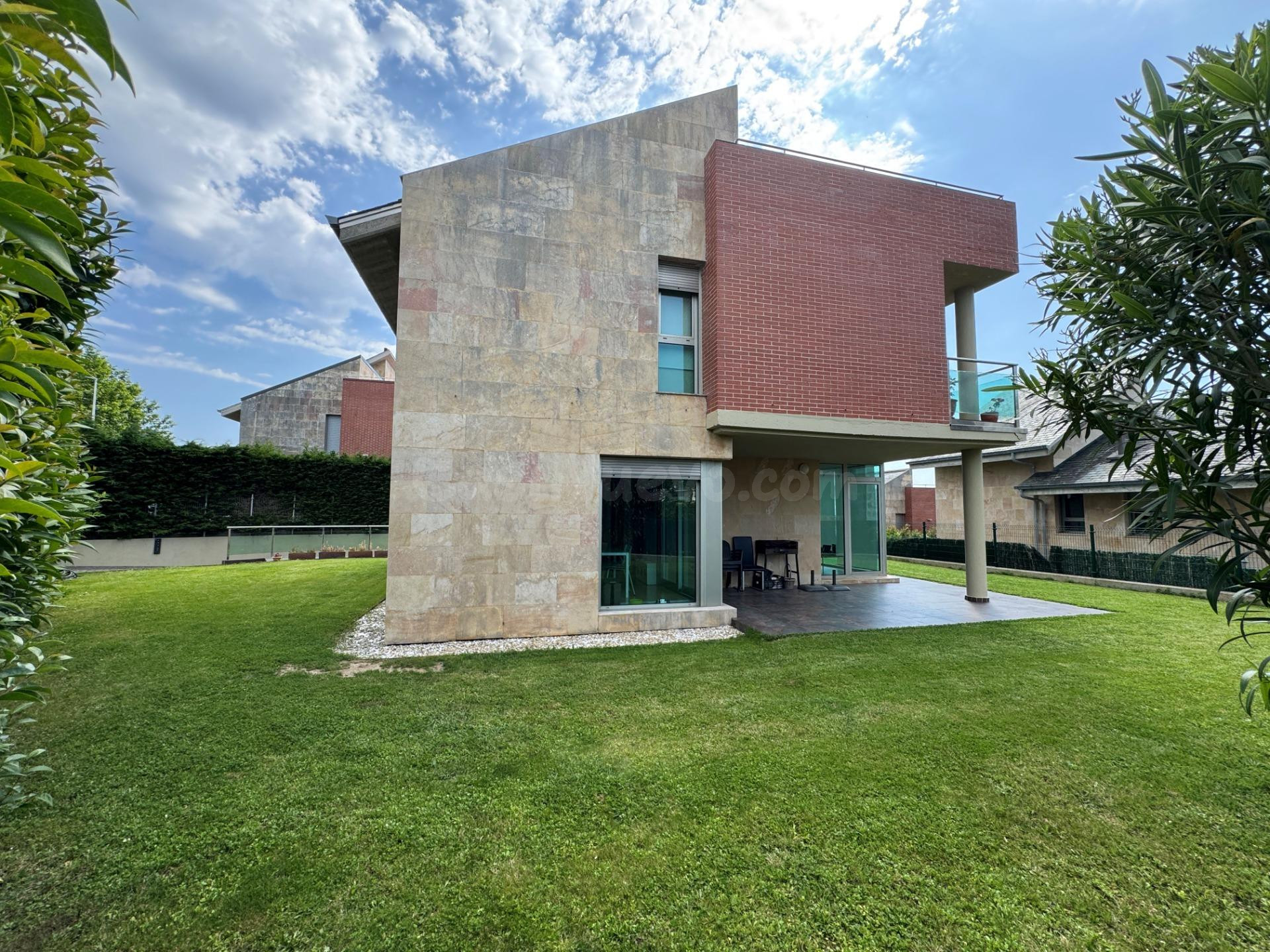 Elegancia, amplitud y privacidad, Un chalet único con ascensor en Mompía