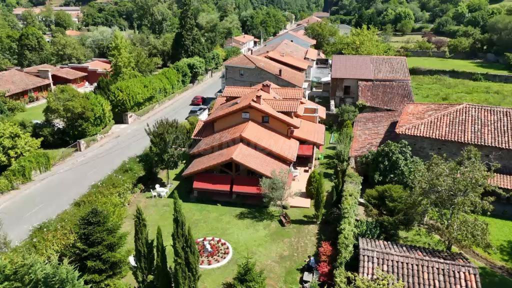Un oasis de tranquilidad en Cantabria: chalet independiente con jardín de revista.