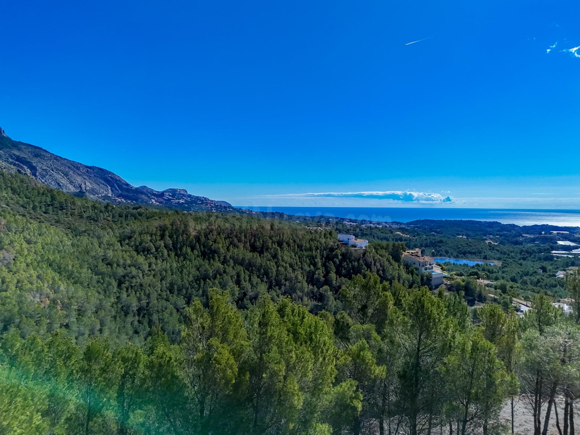 Amplia parcela urbana con vistas a la montaña en Callosa d'en Sarrià