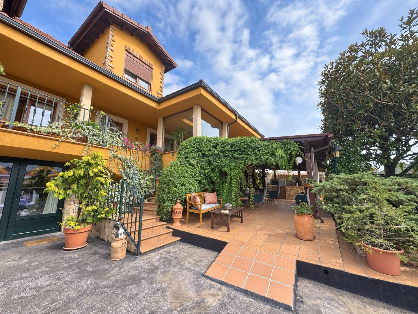 CHALET SINGULAR CON NEGOCIO TURÍSTICO EN FUNCIONAMIENTO Y PRECIOSOS JARDINES EN RUBAYO