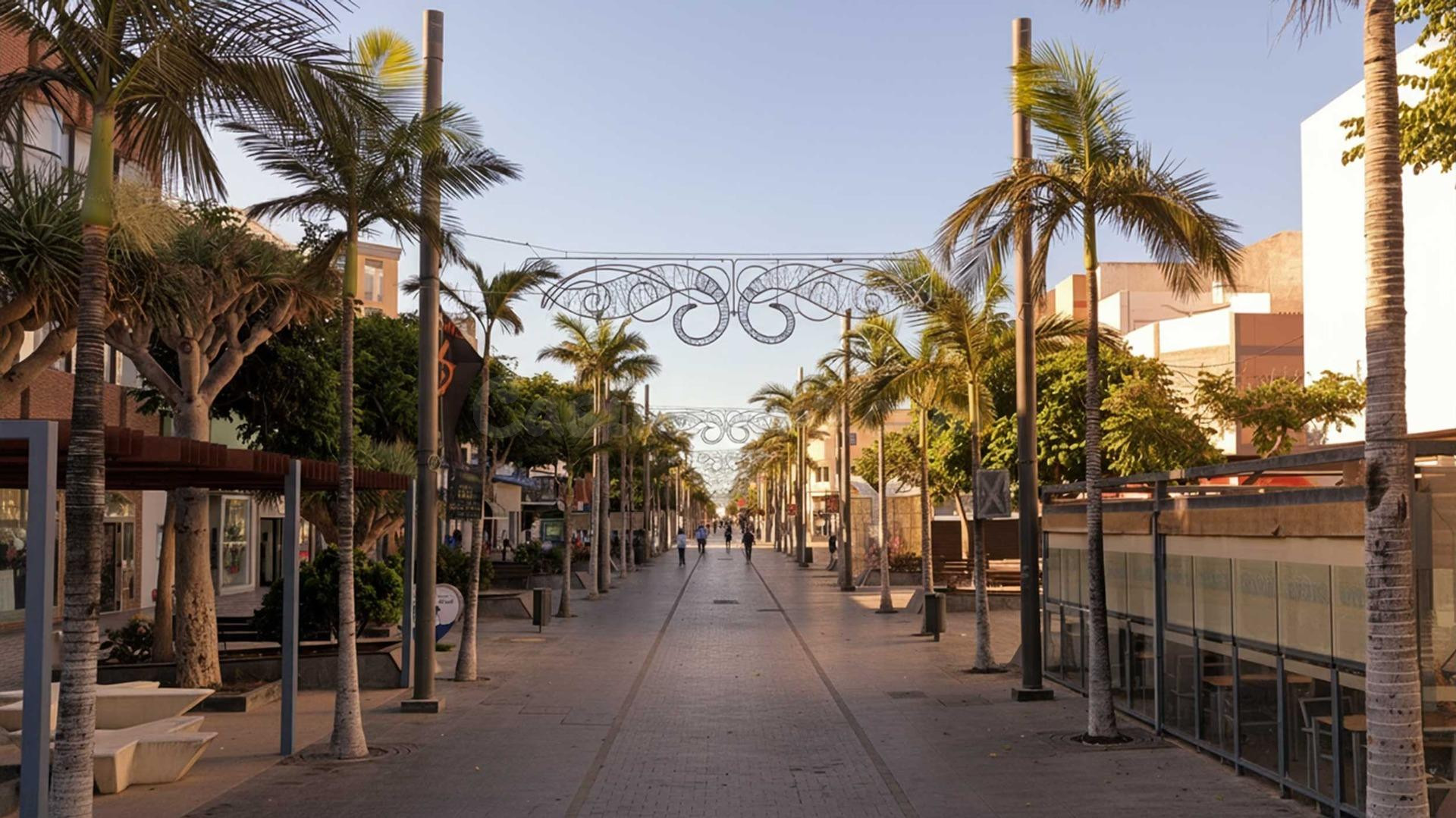 Amplio piso de  junto a la Avenida de Canarias en pleno corazón de Vecindario