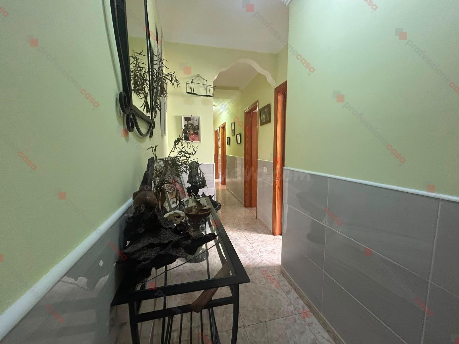 Piso de tres dormitorios con garaje, trastero y ascensor en el centro de Vecindario - foto 5