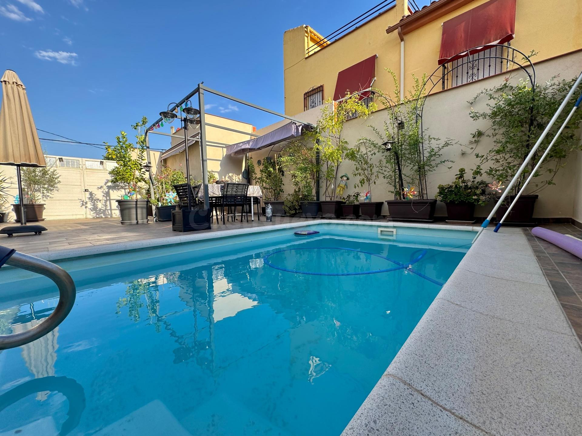CASA PAREADA CON PISCINA PRIVADA, GRAN PATIO Y 6 DORMITORIOS EN CHURRIANA DE LA VEGA