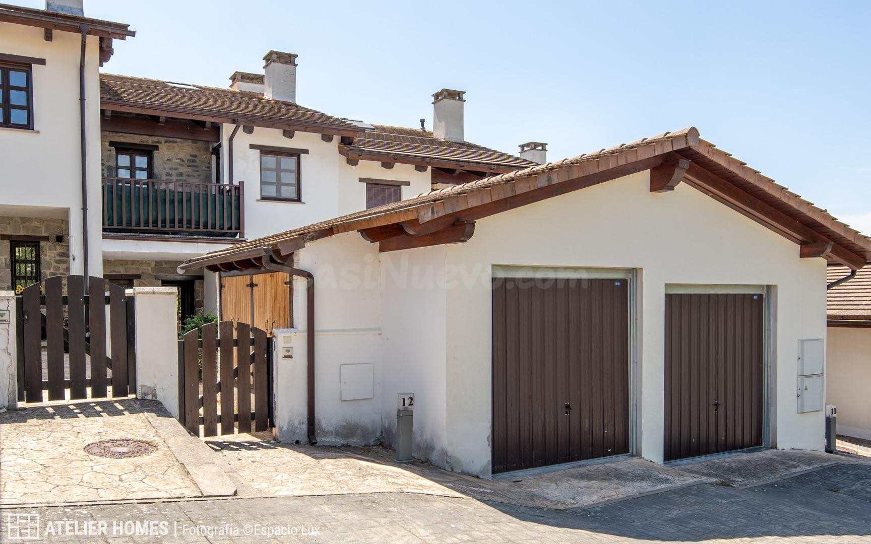 Chalet adosado con gran jardín en Urbanización Lomas de Badaguás