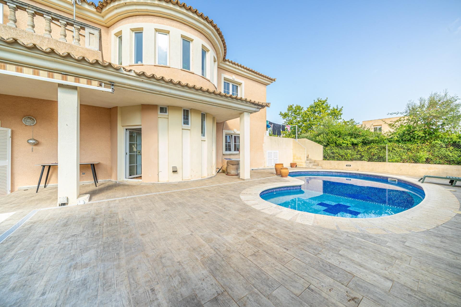 Chalet unifamiliar de 4 dormitorios con piscina privada, jardín y garaje en Sa Torre
