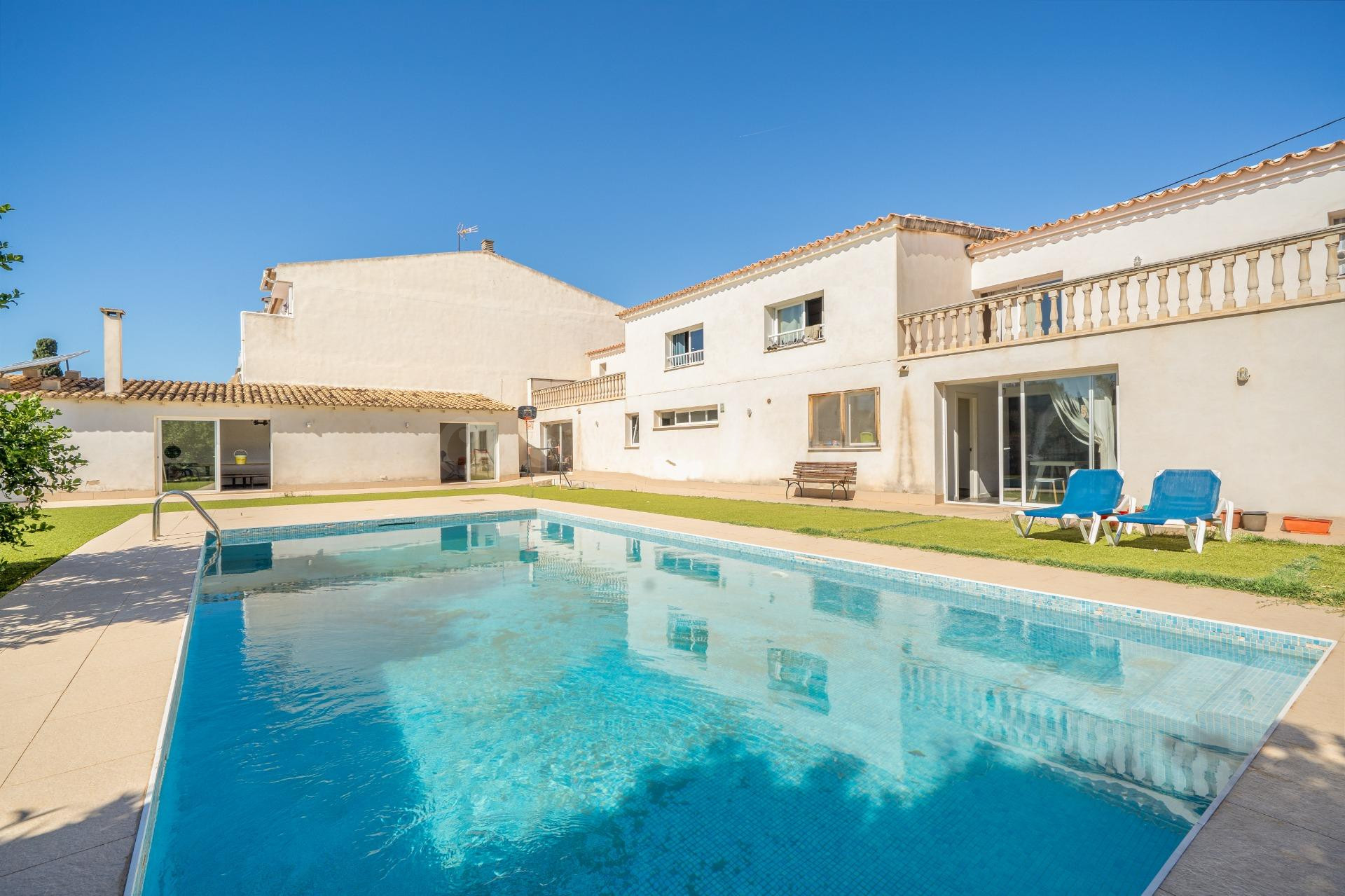 Amplia vivienda unifamiliar con piscina, jardín, placas solares y garaje doble en Es Pla de na Tesa