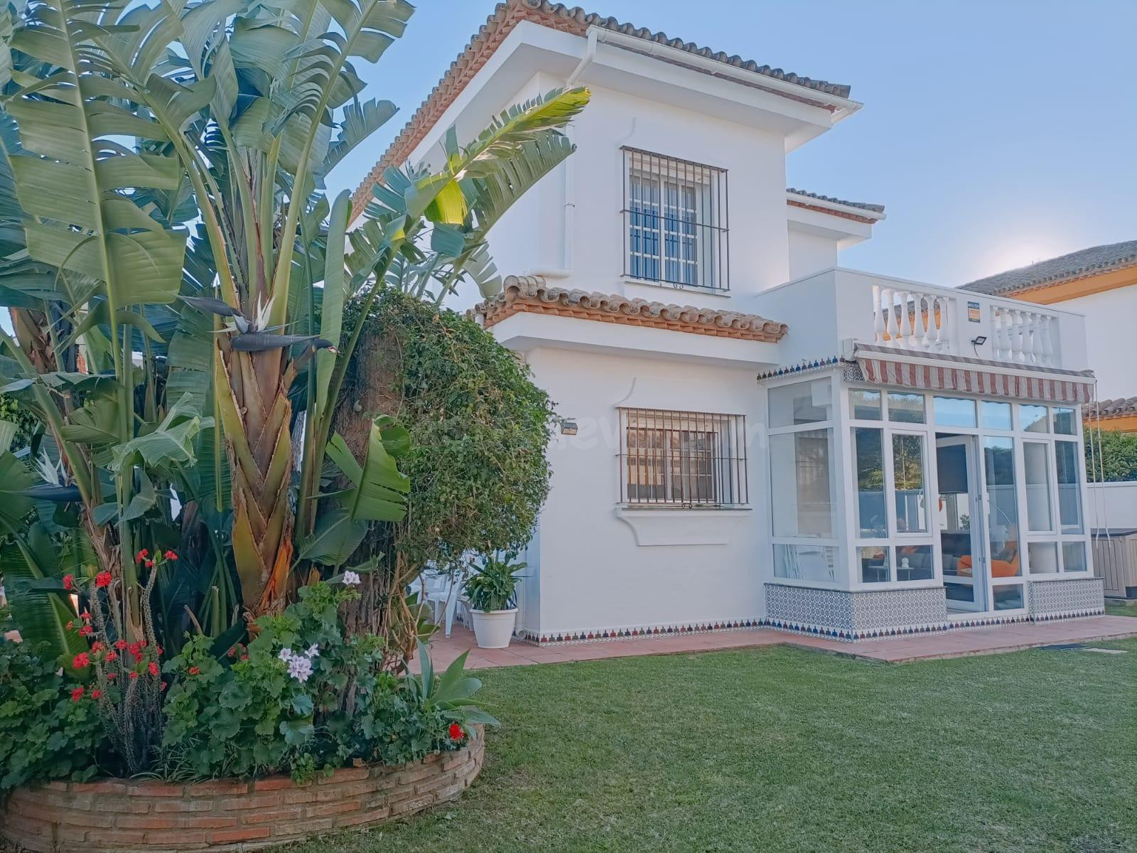 Espectacular chalet con piscina a un paso de la Playa de La Barrosa, Chiclana