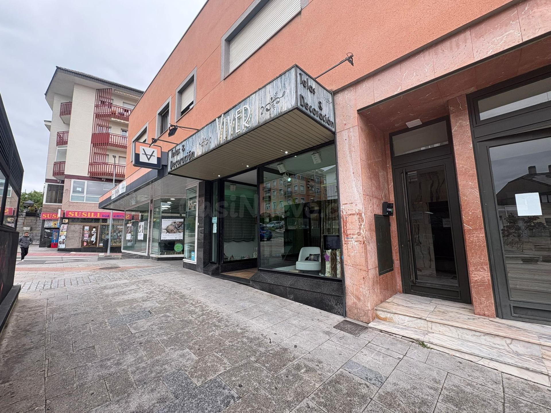 Local comercial con escaparate y puerta de calle en Honorio Lozano