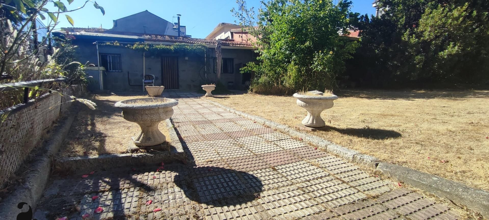 CASA INDEPENDIENTE DE UNA PLANTA CON JARDIN EN CENTRO DE VILLALBA estación